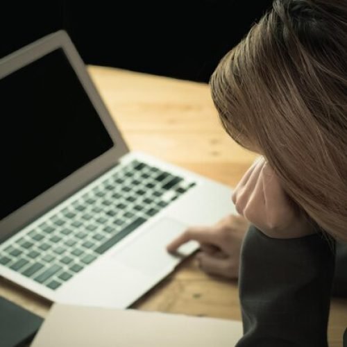 Banco Bradesco condenado a pagar horas extras a bancária por cursos fora do expediente