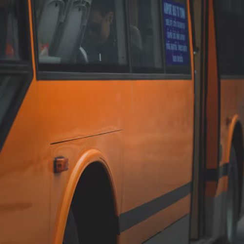 Empresa de ônibus que tentou mudar local da ação é condenada por revelia