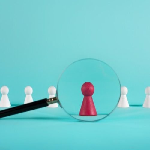 Empresa pública que dispensou empregada por critério de aposentadoria cometeu etarismo