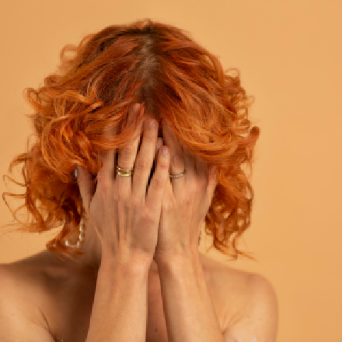 Rede de restaurantes e hotéis é condenada por discriminar garçonete que pintou cabelo de ruivo