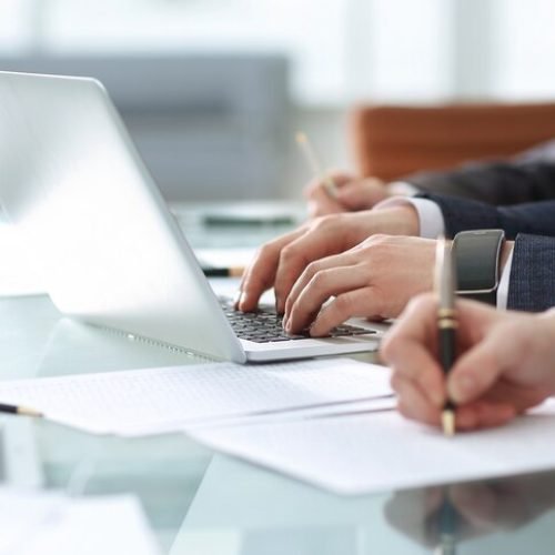 Banco é condenado por substituir empregados por estagiários em funções burocráticas