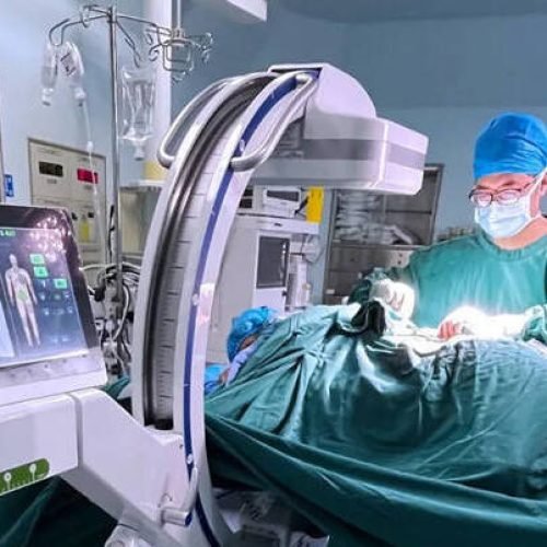 Médico que atua em sala de cirurgia com aparelho de raio-x terá direito a periculosidade