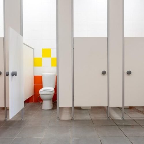 Revezamento de ida ao banheiro em linha de produção de chocolates não caracteriza dano moral