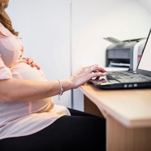 Negativa de rescisão indireta afasta indenização por estabilidade de gestante